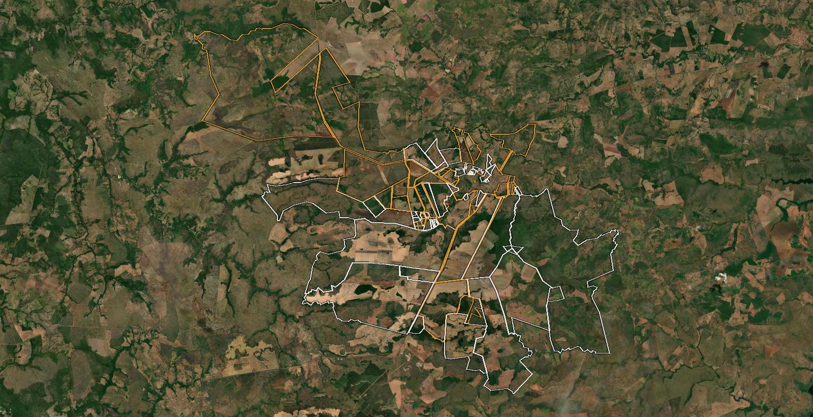 Vista de satélite de Darcinópolis com 90 propriedades rurais contornadas; 38 delas, em ocre, sobrepõem-se umas às outras no centro da imagem.